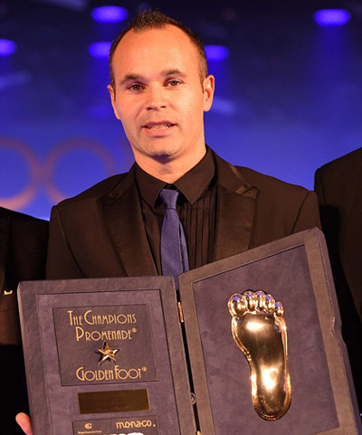 Andres Iniesta bên cạnh giải thưởng Bàn chân vàng. Ảnh: AFP.