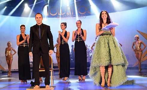 Iniesta làm nghi lễ đóng khuôn bàn chân. Ảnh: AFP.