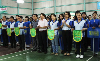 Các đồng chí lãnh đạo trao cờ lưu niệm cho các vận động viên.