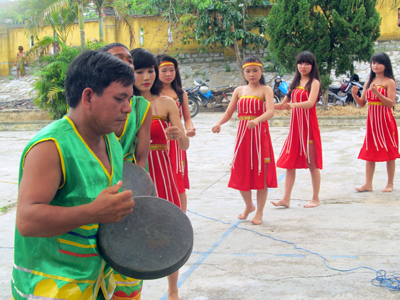 Đoàn nghệ thuật quần chúng nhà văn hóa huyện chào mừng