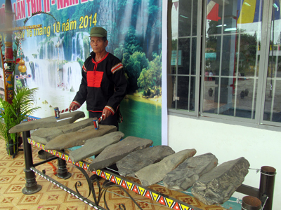 Đàn đá được trưng bày tại Đại hội