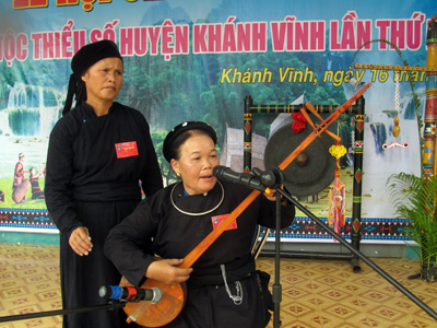 Biểu diễn hát then bằng đàn tính của nghệ nhân Sầm Thị Châm