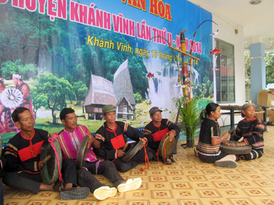 Đoàn nghệ thuật cồng chiên Khánh Hiệp biểu diễn phèng la