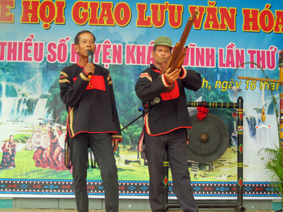 Nghệ nhân Y Oanh đánh nhạc cụ Đinh Năm và nghệ nhân Y Thạch hát dân ca Ê đê Arai