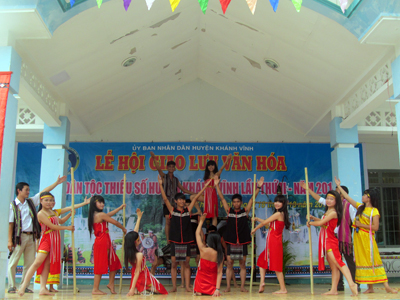 Tiết mục Bập bùng đêm hội Raglay của Đoàn nghệ thuật Trun g tâm văn hóa huyện