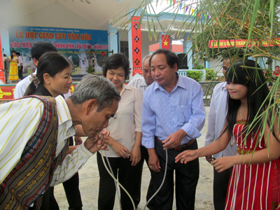 Giao lưu uống rượu cần