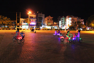 Hoạt động cho thuê xe đồ chơi điện: Cần quản lý chặt chẽ