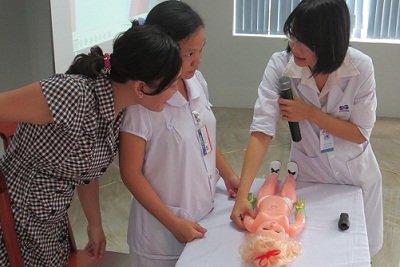 Hơn 100 phụ nữ mang thai tham gia lớp học tiền sản