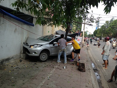 Hai ô tô va nhau, 1 người bị thương nặng