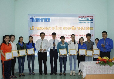 Các đại biểu trao học bổng cho các em sinh viên.