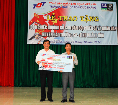 Trao tặng 1.000 giường gỗ cho cán bộ, chiến sĩ và nhân dân huyện đảo Trường Sa