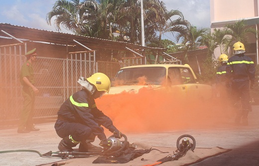 Những hình ảnh diễn tập cứu nạn, cứu hộ người mắc kẹt trong ô tô