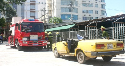 Dùng xe chữa cháy tời xe bị nạn vào lề đường để đảm bảo an toàn giao thông. 