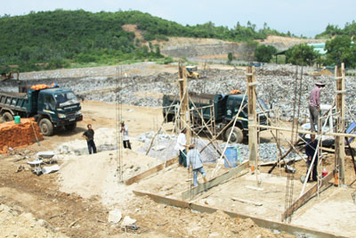 Công trình đầu tư bãi rác Hòn Rọ theo công nghệ mới đang được khẩn trương xây dựng.