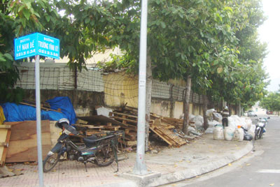 Vỉa hè thành nơi chứa phế thải