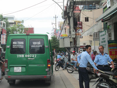 Xe "dù" vào phố đón khách