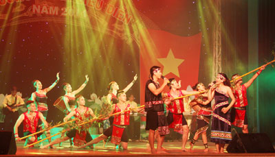   Trọng Khải - Hoài Thương biểu diễn ca khúc “Tháng ba Tây Nguyên”.