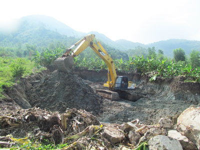 Việc khai thác đất đang có nguy cơ tác động xấu đến môi trường. 