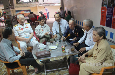 Chiến sĩ mặt trận 23-10 cùng nhau ôn lại truyền thống.