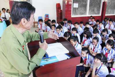  Ông Hoàng Thanh Liêm nói chuyện về ý nghĩa lịch sử chiến dịch 23-10-1945 cho  học sinh Trường THCS Võ Văn Ký sáng 20-10.