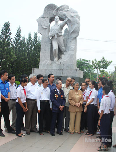  Ông Hoàng Thanh Liêm nói chuyện về ý nghĩa lịch sử chiến dịch 23-10-1945 cho  học sinh Trường THCS Võ Văn Ký sáng 20-10.