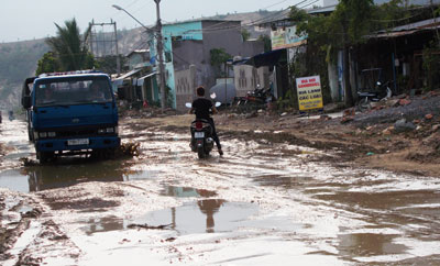 Lòng đường như một nồi cháo bùn loãng 