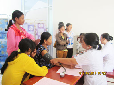 Phụ nữ khám sàng lọc trước khi cấy tránh thai.