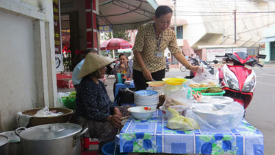Thành viên Ban chỉ đạo liên ngành an toàn thực phẩm phường hướng dẫn người bán thực hiện các quy định về an toàn thực phẩm.