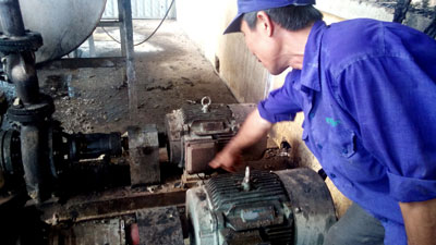 Theo nhân viên kỹ thuật của xí nghiệp, ngọn lửa xuất phát từ chiếc mô-tơ bơm dầu. 