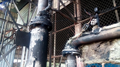 Sau đó cháy lan sang đường ống dẫn dầu. 