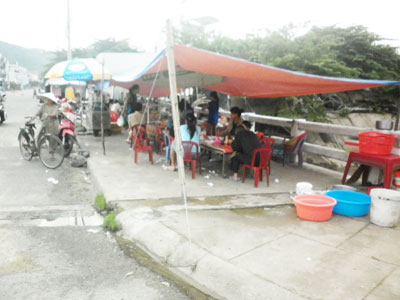 Lấn chiếm hành lang trên cầu