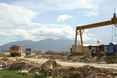 Các đơn vị đang khẩn trương thi công các hạng mục công trình. (Ảnh: PHÚC HIẾU)