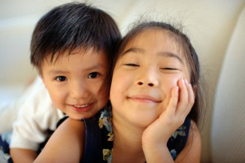 Cha mẹ đối xử công bằng, các con sẽ yêu thương nhau nhiều hơn - Ảnh: freeprintablebehaviorcharts.com