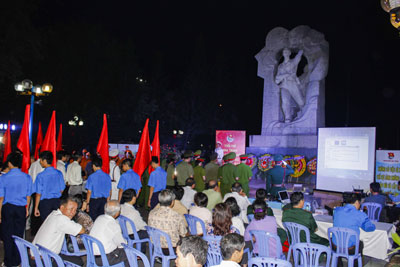 Đông đảo đại biểu và đoàn viên, thanh niên thành phố tham gia buổi lễ