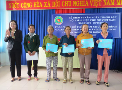 Tặng 16 sổ tiết kiệm cho nữ cựu thanh niên xung phong có hoàn cảnh khó khăn