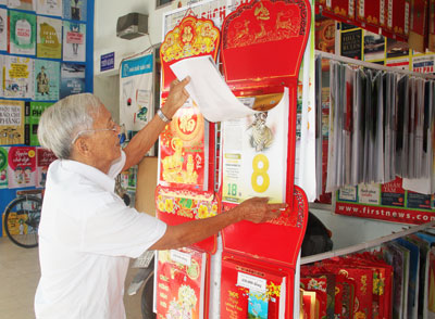 Khách xem lịch ở Nhà sách Tân Tiến.
