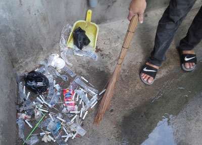 Người dân gom bơm kim tiêm thành từng đống.