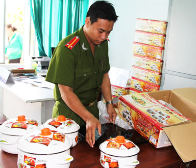 Một số bếp, sản phẩm khuyến mại của các đối tượng bị cơ quan Công an thu giữ.