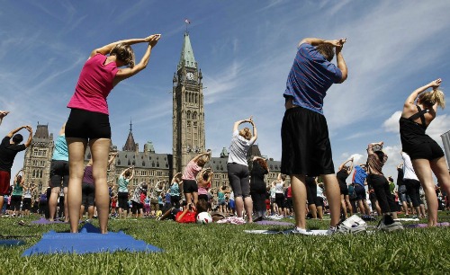 Tập yoga và vận động cơ thể giúp tinh thần lạc quan, sảng khoái. Ảnh: Reuters
