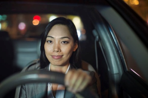 Lái ôtô khiến bạn dễ bị căng thẳng, lượng đường huyết thay đổi đột biến, ảnh hưởng đến tuổi thọ của bạn. Ảnh: Womensday. 