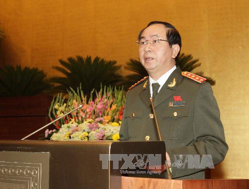 Bộ trưởng Bộ công an Trần Đại Quang trình bày Báo cáo công tác phòng ngừa, chống vi phạm pháp luật và tội phạm. Ảnh: TTXVN