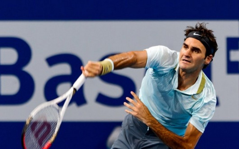 Federer vất vả giành vé vào chung kết 