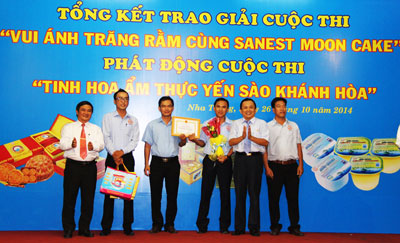 Ban tổ chức trao giải nhất cho các đội xuất sắc.