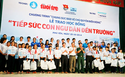 Học sinh và sinh viên nhận học bổng “Tiếp sức con ngư dân đến trường”.