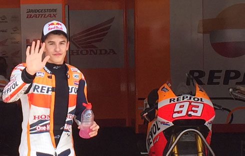 Marc Marquez chào người hâm mộ từ khu vực kỹ thuật trường đua Sepang. Ảnh: Ngọc Hải.