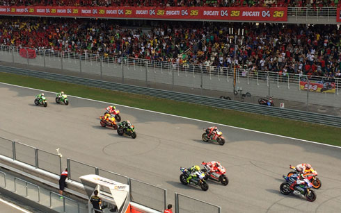 Marquez (xe màu da cam) bị các đối thủ vượt mặt sau khi xuất phát. Ảnh: Ngọc Hải.