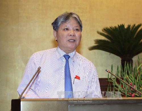 Bộ trưởng Bộ Tư pháp Hà Hùng Cường trình bày Tờ trình về dự án Bộ luật Dân sự (sửa đổi). (Ảnh: Nguyễn Dân/ TTXVN)