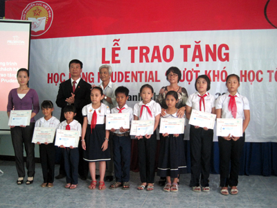 Tặng 20 suất học bổng cho học sinh nghèo hiếu học