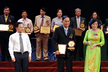 Nhận Giải thưởng "Doanh nghiệp mạnh và phát triển bền vững"