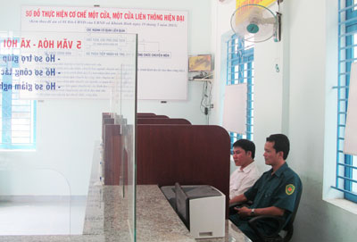 Bộ phận một cửa tại xã Khánh Bình vừa được đầu tư nâng cấp. 